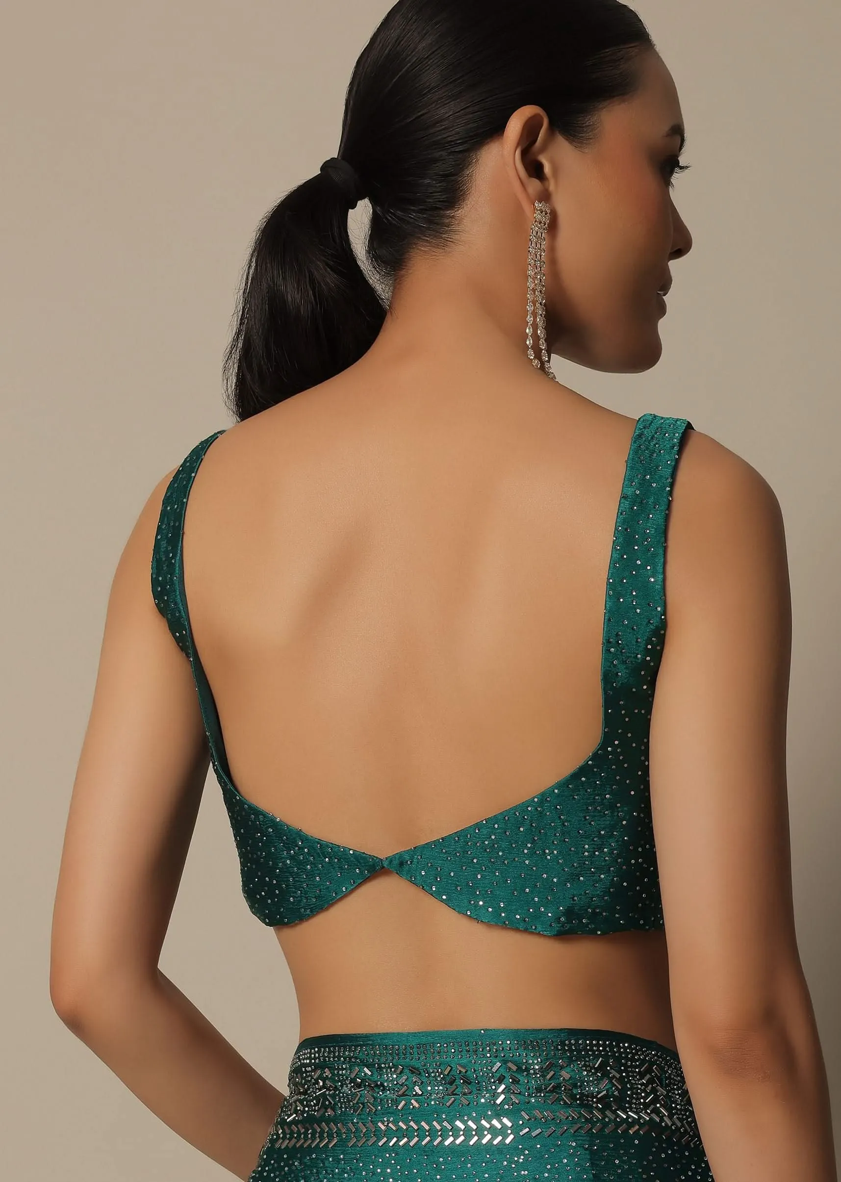 Dazzling Green Saree With An Unstitched Blouse Fabric