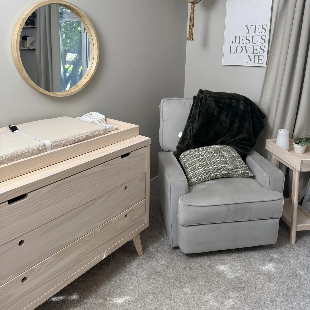 Retro Crib and Dresser Nursery Set in Natural Washed